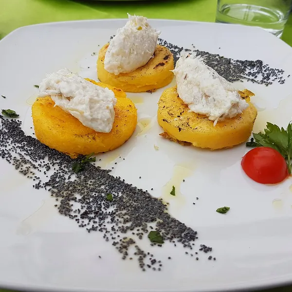 Baccalà mantecato su dischi di polenta