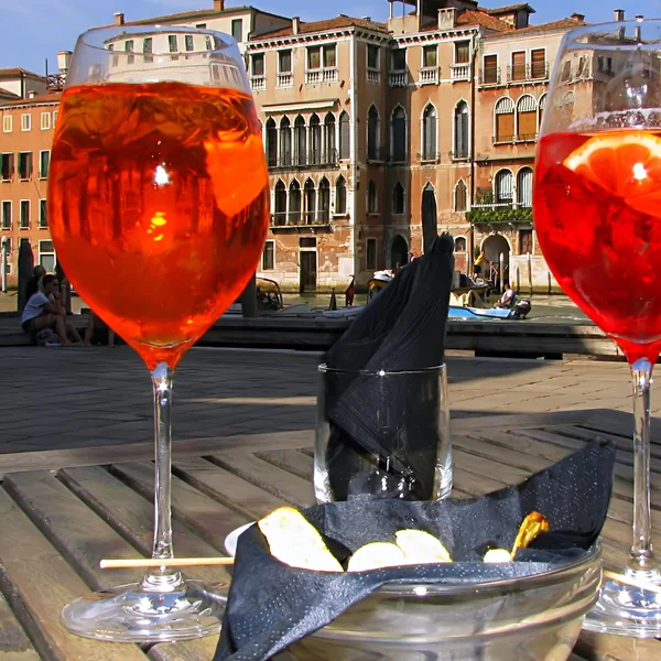 Due spritz su un tavolo in riva al canale