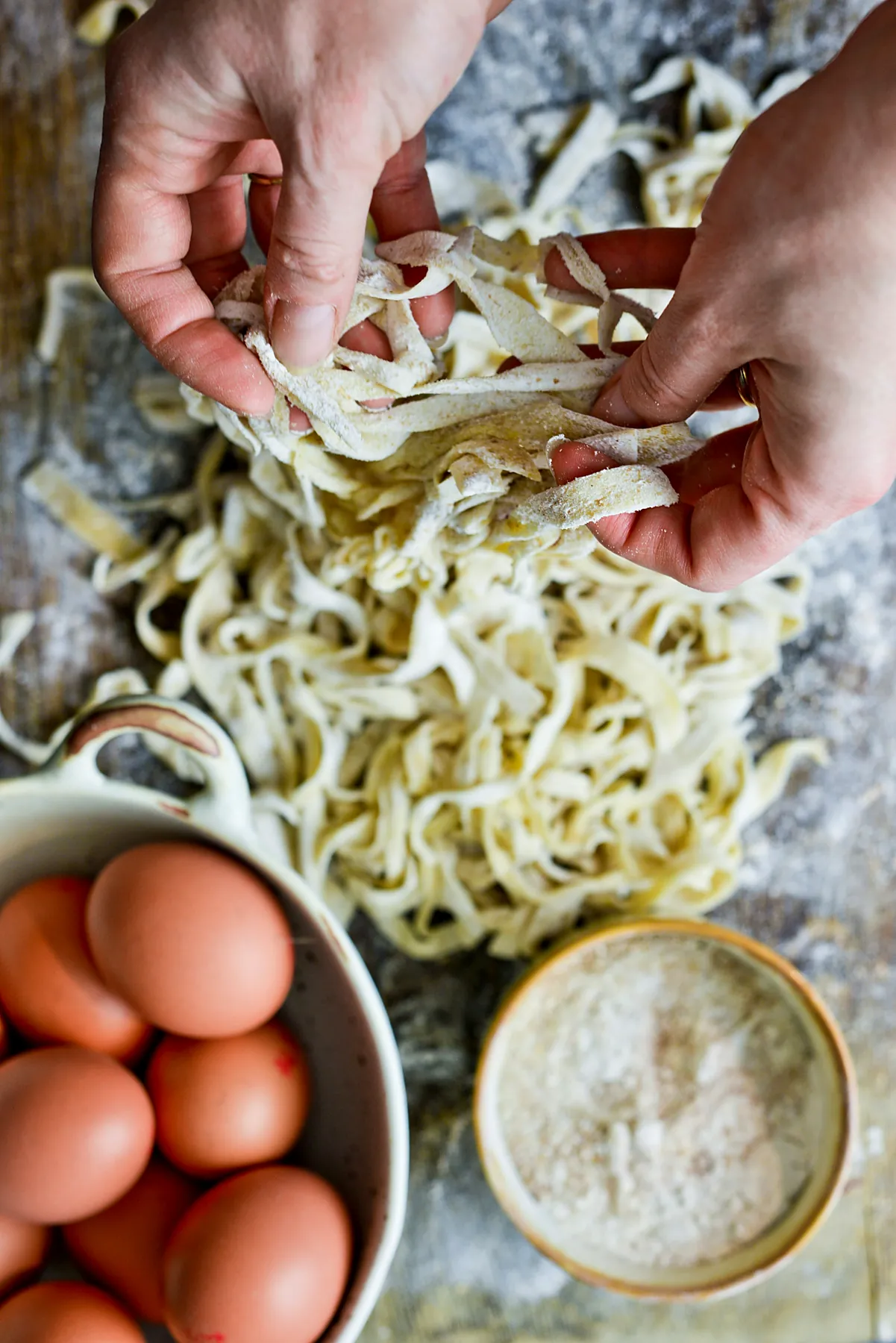 Mani, sfoglia tagliata e uova