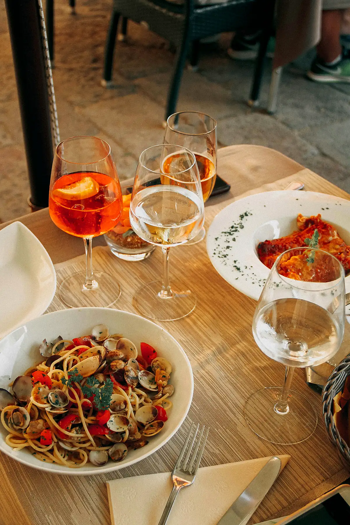 Tavola con piatti e bicchieri